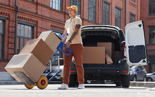 Hand truck or trolley: which equipment should you choose to optimize your logistics?