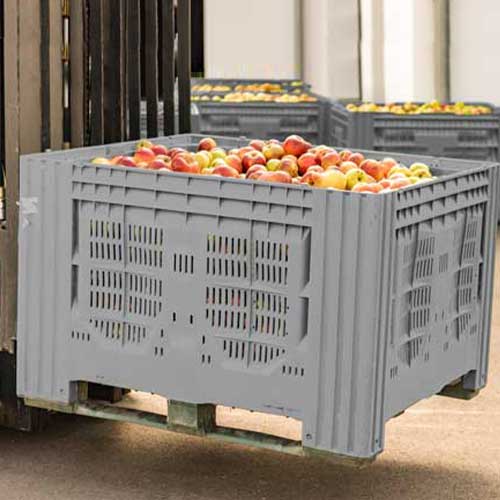Pallet box with perforated walls on fork-lift truck Pallet box with perforated walls and foodstuffs for use on a forklift truck